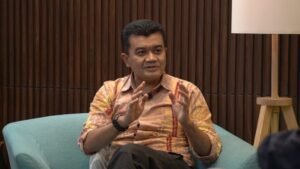 Kenapa Polisi Memaksa Pendemo Melepas Bajunya?