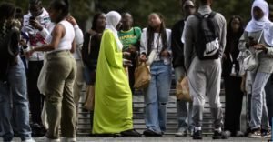 Abaya Dilarang Kini Dipakai Warga Paris untuk Menangkal Kutu Busuk