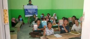 Laznas Dewan Da’wah Salurkan Mushaf Al-Qur’an dan Iqro di Pedalaman Lampung