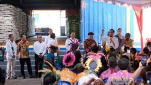 Jokowi Perpanjang Bansos Pangan Beras hingga Maret 2024