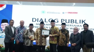 Prabowo Terima Kartu Anggota Kehormatan Muhammadiyah