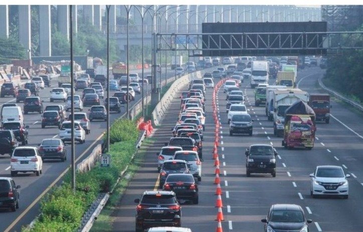 Contraflow di KM 55-65 Tol Jakarta-Cikampek Dihentikan, Lalin Kembali Normal