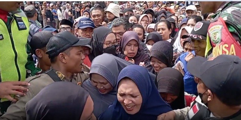 Ratusan warga Berebutan Beras Murah di Bandung