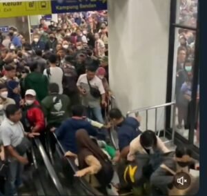 Kasus Eskalator di Stasiun Manggarai Bikin Trauma, KCI Minta Maaf