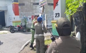 Satpol PP DKI Bersihkan Jakarta Dari APK pada Masa Tenang