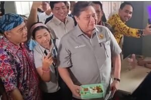 Masih Kontroversi, Simulasi Makan Siang Gratis Dihadiri Airlangga Hartarto