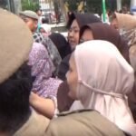 Demi beras murah warga jambi rela antri berjam jam