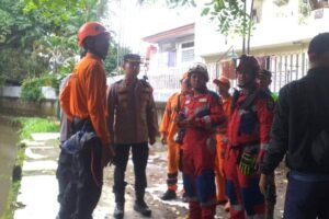 Dua Anak di Jaksel Terseret Arus Saat Berenang di Kali Mampang