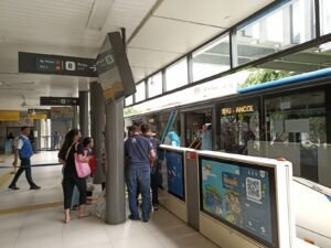 Transjakarta Izinkan Penumpang Berbuka Puasa selama Ramadhan 2025