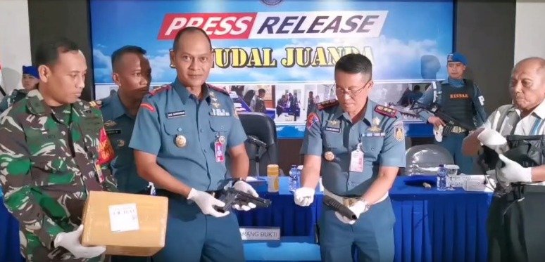 Petugas Bandara Juanda Gagalkan Pengiriman Senpi dan Amunisinya