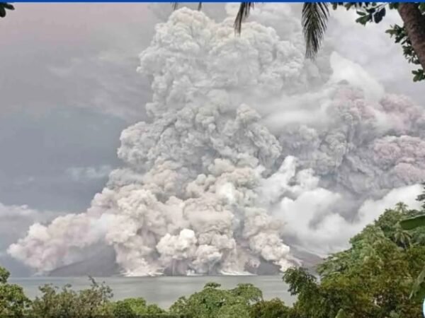 Gunung Lewotobi Laki-laki Erupsi, Kolom Abu Capai 900 Meter: Warga Diminta Waspada