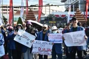 Ribuan Mahasiswa ITS Geruduk DPRD Jatim Sampaikan 4 Sikap Dukung Putusan MK