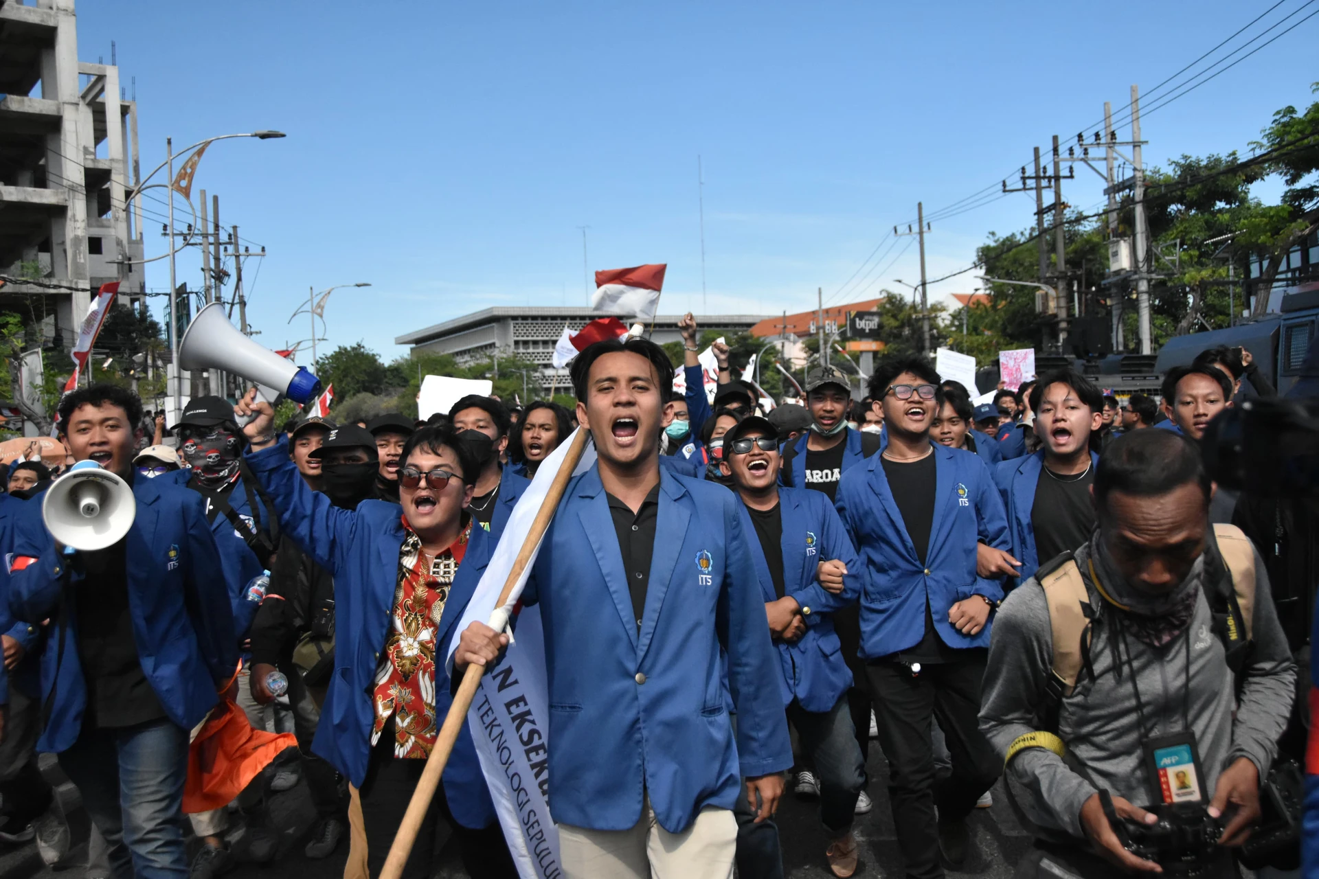 Ribuan Mahasiswa ITS Geruduk DPRD Jatim Sampaikan 4 Sikap Dukung Putusan MK