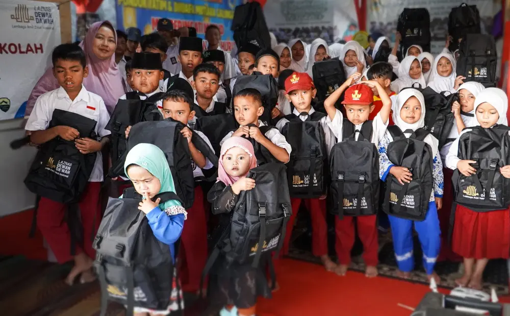 Laznas Dewan Dakwah Salurkan 50 Paket Perlengkapan Sekolah Anak Yatim Dhuafa