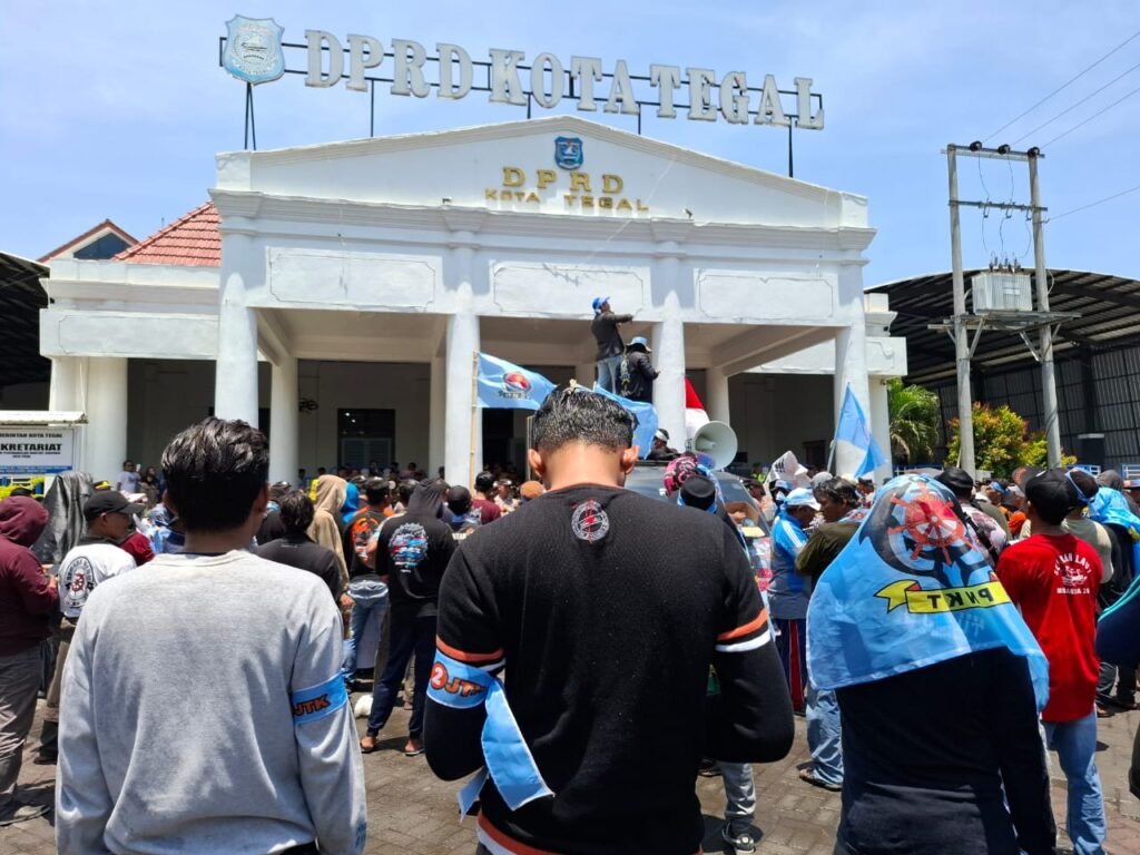 Ratusan Nelayan Tolak PIT Berdemo di Gedung DPRD Kota Tegal