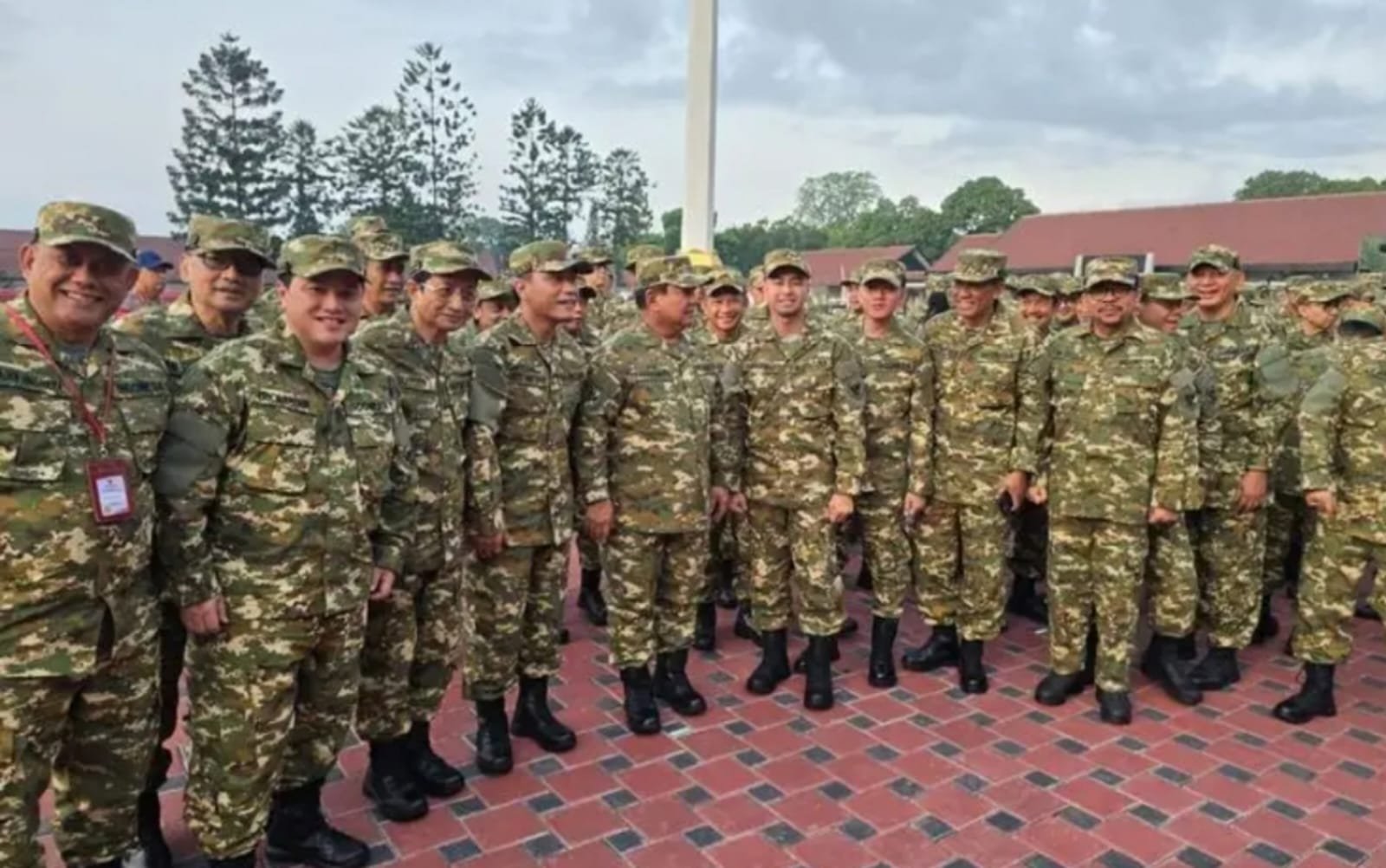 Prabowo dan Gibran Ikut Baris-berbaris di Retret Menteri, Akmil Magelang