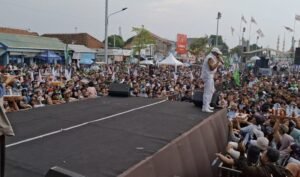 Cawalkot Tegal Dedy Yon Ambruk di Atas Panggung saat Berkampanye