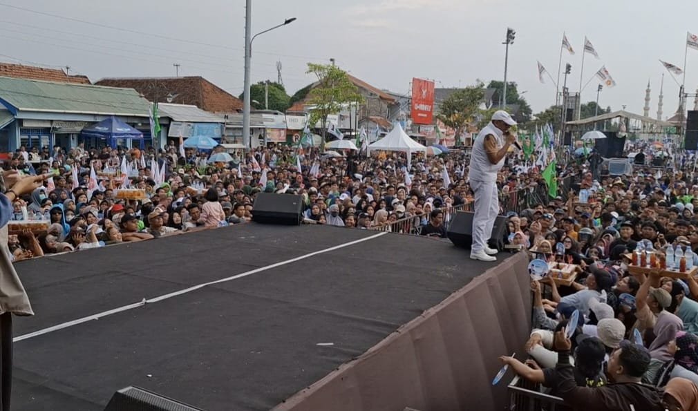 Cawalkot Tegal Dedy Yon Ambruk di Atas Panggung saat Berkampanye