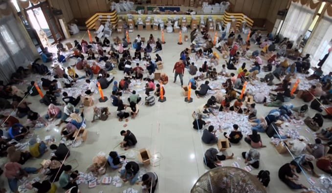 KPU Brebes Kerahkan 290 Tenaga Kerja untuk Pelipatan Kertas Suara