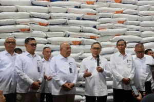 Menko Pangan Tinjau Gudang Bulog di Jakarta untuk Pastikan Stok Beras Aman