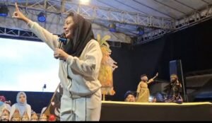 Menyaksikan Pentas Wayang Santri Ki Haryo Enthus Susmono Bersama Calon Bupati Brebes