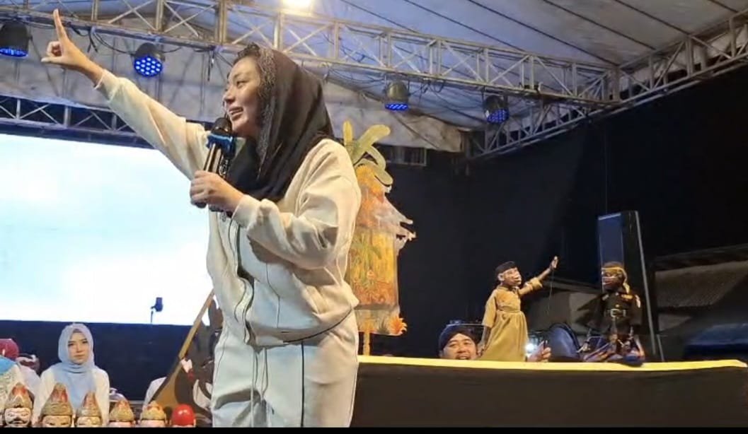 Menyaksikan Pentas Wayang Santri Ki Haryo Enthus Susmono Bersama Calon Bupati Brebes