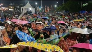 Warga Antusias Ikut Tegal Bersholawat kendati Diguyur Hujan Deras