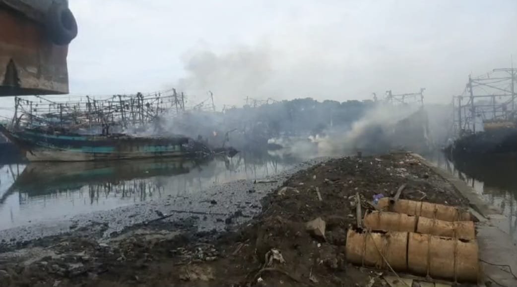 Kebakaran di Pelabuhan Pelindo Tegal hanguskan 24 Kapal, Penyebabnya Masih Misteri