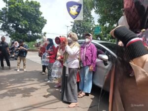 Emak-emak Geruduk DLHK Kota Depok Protes Incenerator di tengah Perkampungan