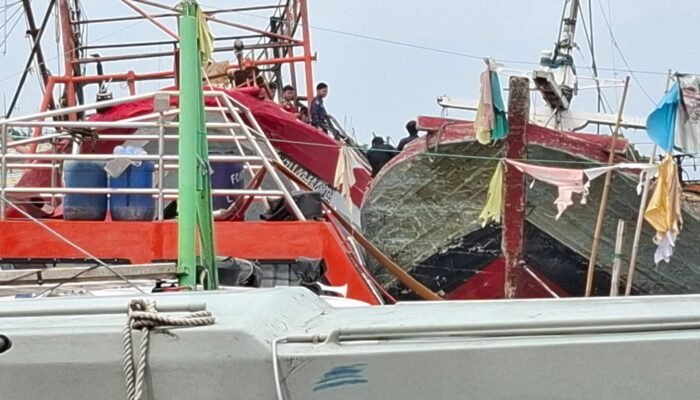 Tim Labfor Polda Jateng Olah TKP Kebakaran Kapal di Pelabuhan Tegal