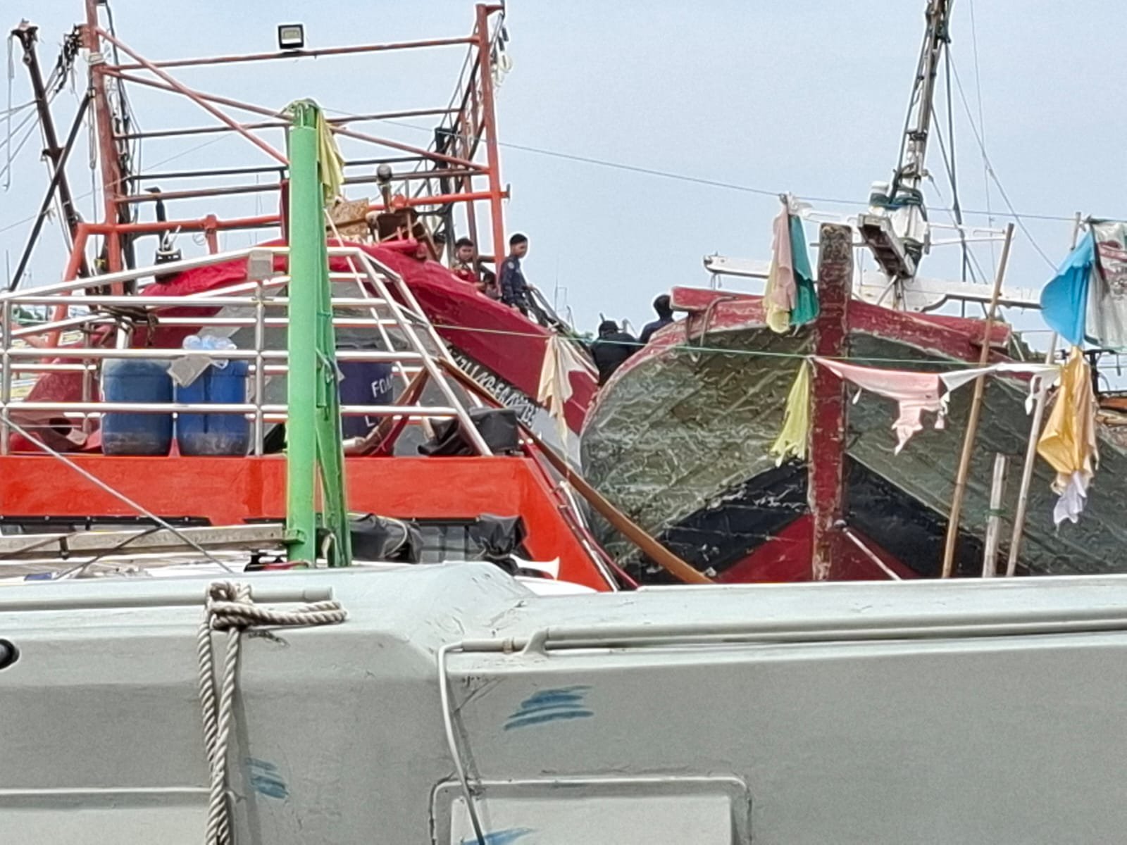 Tim Labfor Polda Jateng Olah TKP Kebakaran Kapal di Pelabuhan Tegal