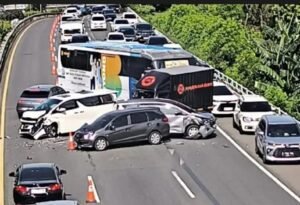 Saksi Mata Sebut Enam Unit Kendaraan Terlibat Kecelakaan Beruntun di Tol Dalam Kota Cawang