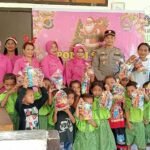 Polisi Santa: Polsek Lamba Leda Utara Sambangi TK dan PAUD di Dampek Sambut Natal 2024