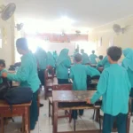 Miris! Ratusan Siswa SMPN 7 Depok Terpaksa Belajar di Emperan karena Kelas Rusak Parah