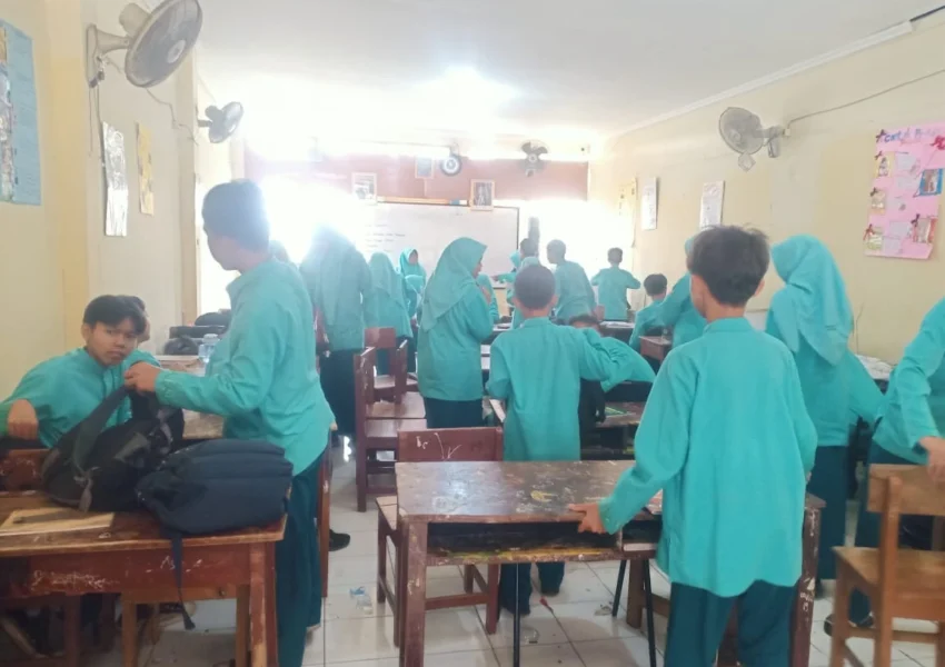 Miris! Ratusan Siswa SMPN 7 Depok Terpaksa Belajar di Emperan karena Kelas Rusak Parah