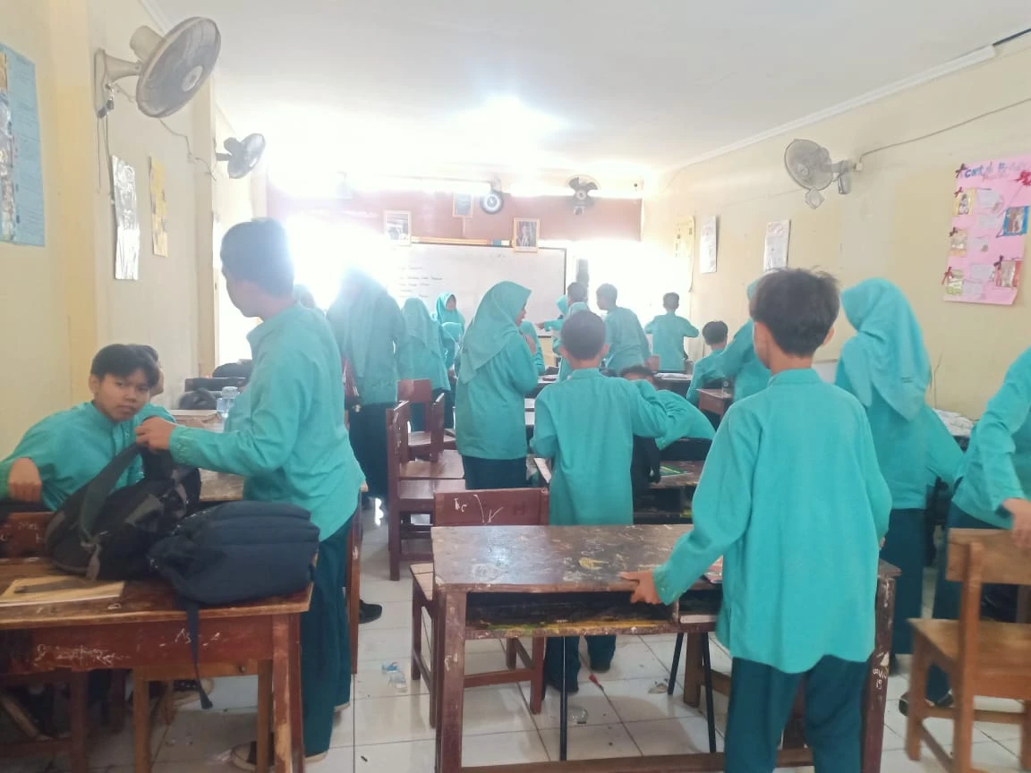 Miris! Ratusan Siswa SMPN 7 Depok Terpaksa Belajar di Emperan karena Kelas Rusak Parah