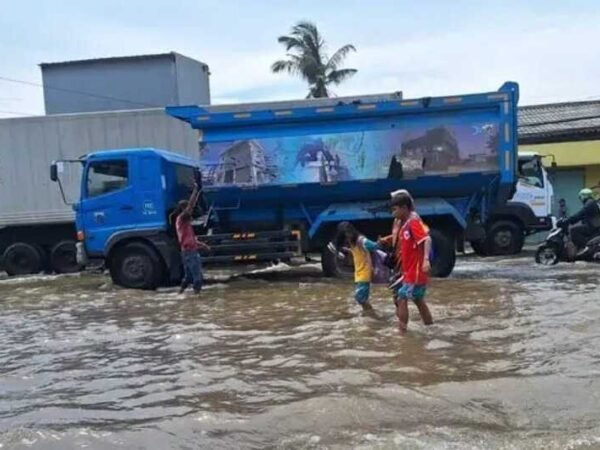 Banjir Rob Berkelanjutan Merendam Akses Pelabuhan Muara Angke pada Minggu Pagi
