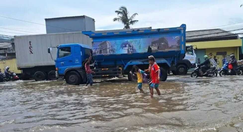 Banjir Rob Berkerlanjutan Merendam Akses Pelabuhan Muara Angke pada Minggu Pagi