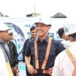 PAM Jaya Sukses Alirkan Air Siap Minum ke Citra Garden Puri Semanan, Jakarta Barat Editor Indonesia, Jakarta – Perusahaan Daerah Air Minum (Perumda) PAM Jaya telah berhasil mengalirkan air siap minum ke kawasan perumahan elit Citra Garden Puri Semanan, Jakarta Barat, sejak awal Desember 2024. Langkah ini dilakukan untuk memenuhi amanat Peraturan Pemerintah Nomor 12 Tahun 2015 tentang Sistem Penyediaan Air Minum (SPAM) dalam memastikan kualitas air yang aman dan layak konsumsi bagi masyarakat. Sebanyak 720 pelanggan di kawasan tersebut kini telah resmi menjadi pelanggan PAM Jaya, setelah pengelolaan air bersih sebelumnya diambil alih dari pihak pengembang. Direktur Utama PAM Jaya, Arief Nasrudin, menjelaskan bahwa transformasi perusahaan mencakup peningkatan kualitas air dari sekadar air bersih menjadi air siap minum. “Air yang kami hasilkan dari Instalasi Pengolahan Air (IPA) sudah berkualitas siap minum. Namun, untuk memastikan kualitasnya tetap terjaga, perlu dilakukan peremajaan pipa distribusi,” ungkap Arief dalam keterangannya di Jakarta, Rabu (8/1/2025). PAM Jaya juga menekankan pentingnya standar instalasi perpipaan di setiap rumah pelanggan agar air yang disalurkan memenuhi kriteria layak minum. Proses alih kelola berjalan lancar, dengan fokus awal pada perubahan administrasi sehingga pelanggan tidak mengalami gangguan layanan. Dengan pengelolaan oleh PAM Jaya, pelanggan di Citra Garden Puri Semanan akan mendapatkan berbagai manfaat, termasuk kualitas air yang terjamin sesuai dengan Peraturan Menteri Kesehatan. “Selain itu, mereka akan dilayani oleh tim profesional dengan pengalaman lebih dari 100 tahun di bidang pengelolaan air perpipaan,” tambah Arief. Untuk kemudahan akses layanan, PAM Jaya telah menugaskan Customer Service Officer (CSO) di Kantor Marketing Galeri Citra Garden Puri. Pelanggan juga dapat mengakses layanan atau melaporkan keluhan melalui *contact center* LAPOR PAM di nomor 1500 223, yang tersedia 24 jam. PAM Jaya berkomitmen meningkatkan penyediaan air bersih yang merata dan berkualitas bagi seluruh warga Jakarta. “Kami akan mempercepat penyambungan jaringan baru, terutama di wilayah Barat dan Utara Jakarta, yang sangat membutuhkan air perpipaan. Dengan layanan air siap minum, pelanggan akan lebih hemat karena tidak perlu membeli air galon lagi,” jelas Arief. Sebagai bagian dari target pemerintah untuk mencapai 100% sambungan perpipaan pada tahun 2030, PAM Jaya berencana menyelesaikan 2.006.000 sambungan pelanggan di Jakarta, menjadikan pelayanan air lebih efisien dan ekonomis.