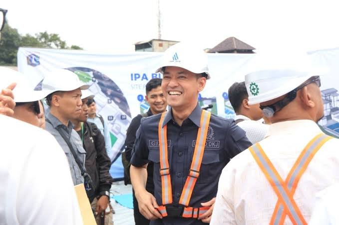 PAM Jaya Sukses Alirkan Air Siap Minum ke Citra Garden Puri Semanan, Jakarta Barat Editor Indonesia, Jakarta – Perusahaan Daerah Air Minum (Perumda) PAM Jaya telah berhasil mengalirkan air siap minum ke kawasan perumahan elit Citra Garden Puri Semanan, Jakarta Barat, sejak awal Desember 2024. Langkah ini dilakukan untuk memenuhi amanat Peraturan Pemerintah Nomor 12 Tahun 2015 tentang Sistem Penyediaan Air Minum (SPAM) dalam memastikan kualitas air yang aman dan layak konsumsi bagi masyarakat. Sebanyak 720 pelanggan di kawasan tersebut kini telah resmi menjadi pelanggan PAM Jaya, setelah pengelolaan air bersih sebelumnya diambil alih dari pihak pengembang. Direktur Utama PAM Jaya, Arief Nasrudin, menjelaskan bahwa transformasi perusahaan mencakup peningkatan kualitas air dari sekadar air bersih menjadi air siap minum. “Air yang kami hasilkan dari Instalasi Pengolahan Air (IPA) sudah berkualitas siap minum. Namun, untuk memastikan kualitasnya tetap terjaga, perlu dilakukan peremajaan pipa distribusi,” ungkap Arief dalam keterangannya di Jakarta, Rabu (8/1/2025). PAM Jaya juga menekankan pentingnya standar instalasi perpipaan di setiap rumah pelanggan agar air yang disalurkan memenuhi kriteria layak minum. Proses alih kelola berjalan lancar, dengan fokus awal pada perubahan administrasi sehingga pelanggan tidak mengalami gangguan layanan. Dengan pengelolaan oleh PAM Jaya, pelanggan di Citra Garden Puri Semanan akan mendapatkan berbagai manfaat, termasuk kualitas air yang terjamin sesuai dengan Peraturan Menteri Kesehatan. “Selain itu, mereka akan dilayani oleh tim profesional dengan pengalaman lebih dari 100 tahun di bidang pengelolaan air perpipaan,” tambah Arief. Untuk kemudahan akses layanan, PAM Jaya telah menugaskan Customer Service Officer (CSO) di Kantor Marketing Galeri Citra Garden Puri. Pelanggan juga dapat mengakses layanan atau melaporkan keluhan melalui *contact center* LAPOR PAM di nomor 1500 223, yang tersedia 24 jam. PAM Jaya berkomitmen meningkatkan penyediaan air bersih yang merata dan berkualitas bagi seluruh warga Jakarta. “Kami akan mempercepat penyambungan jaringan baru, terutama di wilayah Barat dan Utara Jakarta, yang sangat membutuhkan air perpipaan. Dengan layanan air siap minum, pelanggan akan lebih hemat karena tidak perlu membeli air galon lagi,” jelas Arief. Sebagai bagian dari target pemerintah untuk mencapai 100% sambungan perpipaan pada tahun 2030, PAM Jaya berencana menyelesaikan 2.006.000 sambungan pelanggan di Jakarta, menjadikan pelayanan air lebih efisien dan ekonomis.