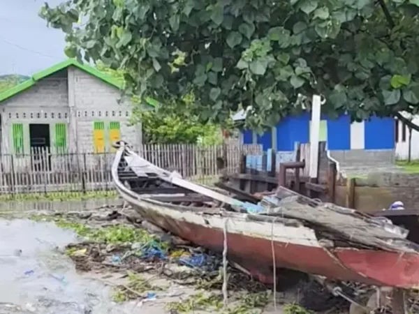 Gelombang Tinggi di Lamba Leda Utara Rusak Armada Nelayan, Ratusan Kapal Terpaksa Berlindung