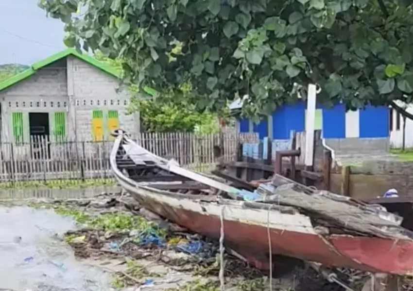Gelombang Tinggi di Lamba Leda Utara Rusak Armada Nelayan, Ratusan Kapal Terpaksa Berlindung