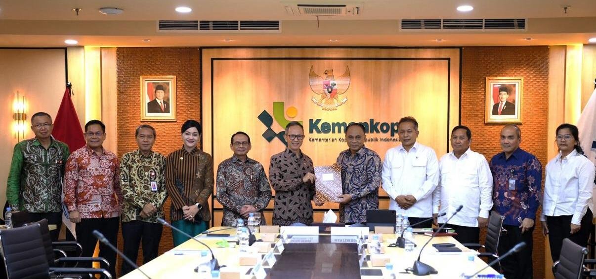Kemenkop Serahkan Daftar Koperasi Sektor Jasa Keuangan ke OJK untuk Penguatan Tata Kelola