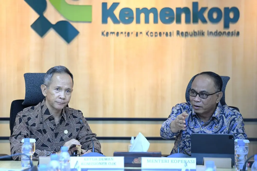 Kemenkop Serahkan Daftar Koperasi Sektor Jasa Keuangan ke OJK untuk Penguatan Tata Kelola