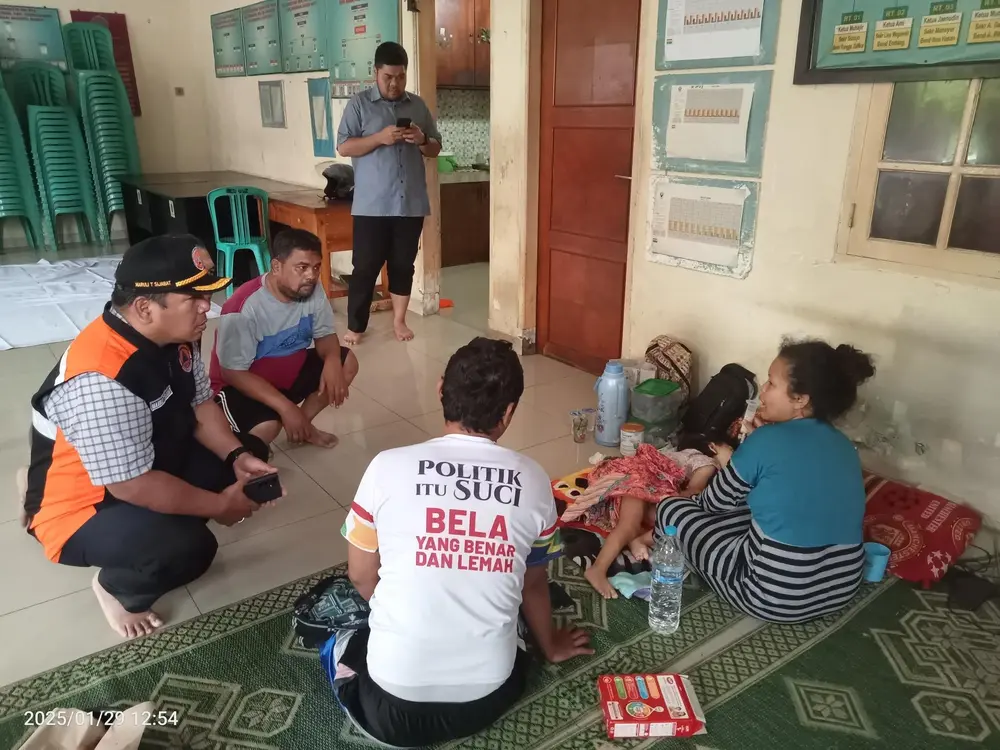 Ketua RW 012 Cengkareng Timur Salurkan Bansos dan Evakuasi Warga Terdampak Banjir
