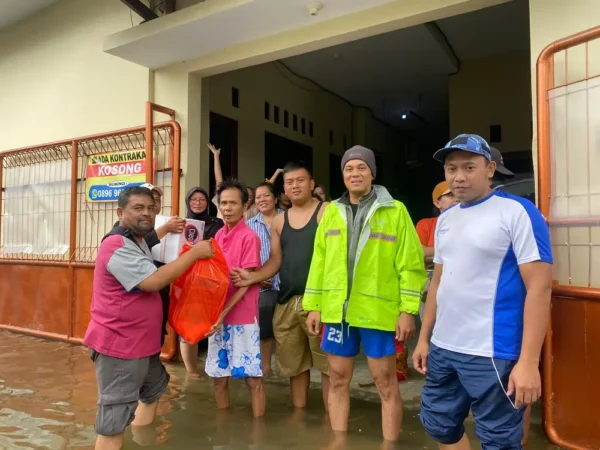 Ketua RW 12 Cengkareng Timur Salurkan Bansos dan Evakuasi Warga Terdampak Banjir