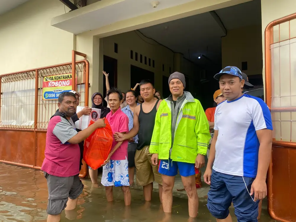 Ketua RW 12 Cengkareng Timur Salurkan Bansos dan Evakuasi Warga Terdampak Banjir