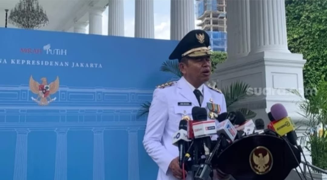 Gubernur Jawa Barat, Dedi Mulyadi, resmi mencopot Siti Faizah dari jabatannya sebagai Kepala Sekolah SMAN 6 Kota Depok.