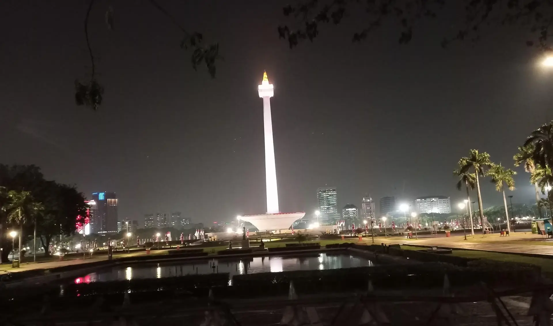 Pastikan Monas Tetap Bersih, DLH Jakarta Turunkan 400 Personel saat Pelantikan Kepala Daerah