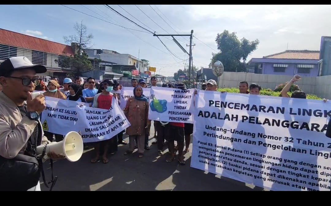 Diduga Cemari Air Tanah, Warga Kampung Cipayung Depok Geruduk Pabrik Fermentasi Makanan 
